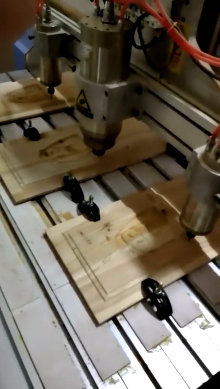 一拖三木雕加工中